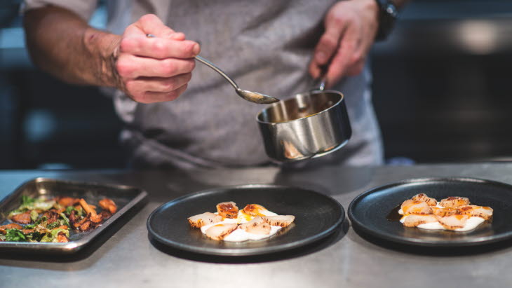 Man-plating-three-plates
